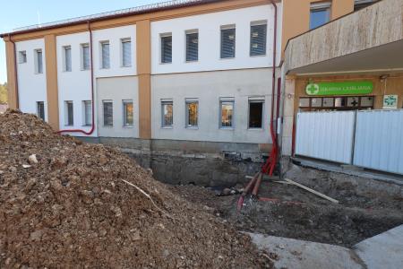 LEKARNA CERKNICA ZAČETEK GRADNJE PRIZIDKA 04 FOTO LJUBO VUKELIČ